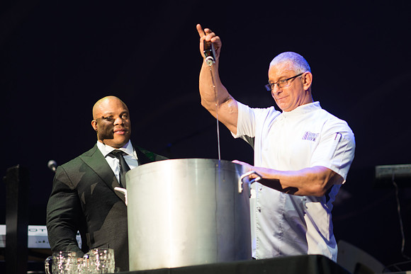 Phil Heath, Robert Irvine (right)